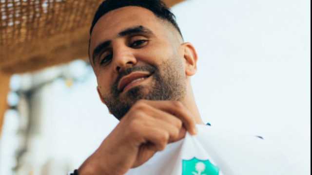 رياض آل محرز يبهر السعوديين بـ الثوب والعقال .. وصوته يثير الدهشة