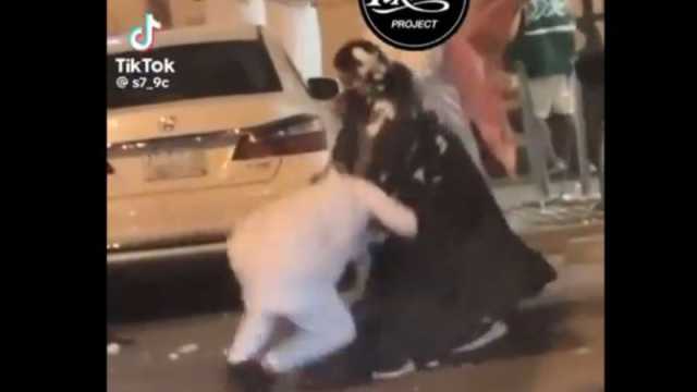 شاهد فتاة سعودية تطارد شاب وتطرحه ارضا خلال الاحتفال بالعيد الوطني