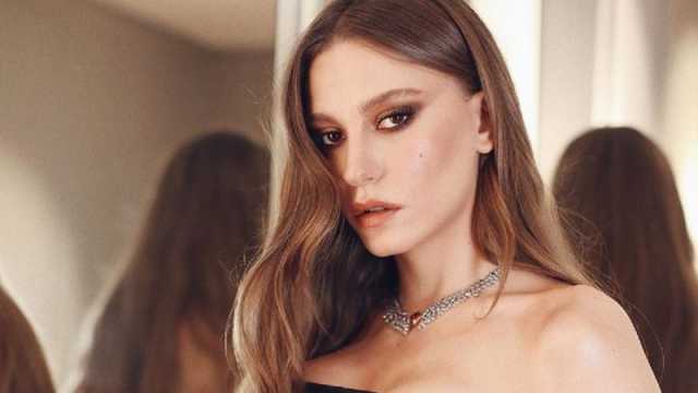 والدة سيريناي ساريكايا تتبادل القبل في الشارع مع والد نجمة تركية.. وهذا رد فعل الأخيرة