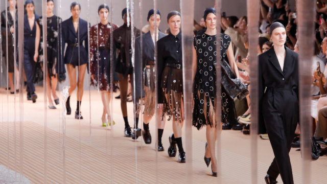 Prada تتعاون مع شركة الفضاء أكسيوم سبيس لتصميم بدلات فضائية