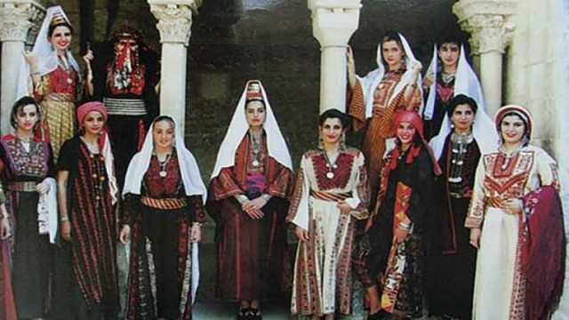 أيقونة شاهدة على تاريخ دولة عريقة.. ثوب الزفاف الفلسطيني وتفاصيله المبهرة