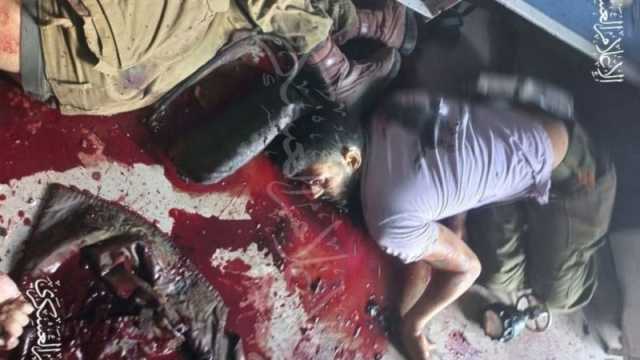 شاهد.. الفلسطينيون ينقلون أسرى إسرائيليين على دراجات نارية إلى غزة