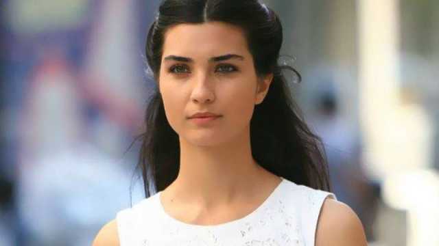 توبا بويوكستون بإطلالة مثيرة من فالانتينو.. وتعلّق أشعر كأني في منزلي