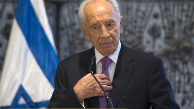 فكروهم بأصلهم.. وثيقة تاريخية تؤكد شمعون بيريز دخل فلسطين بفيزا عامل نظافة