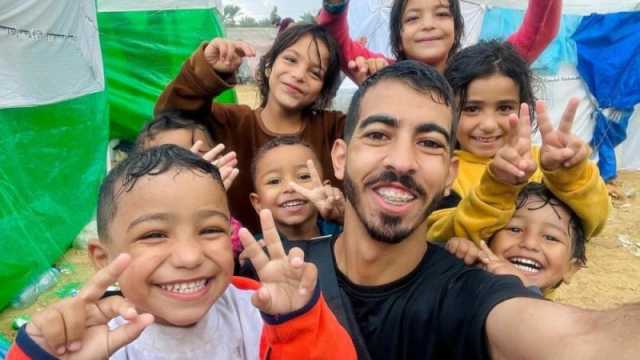 الناشط صالح الجعفراوي يحتفل بيوم ميلاده وسط أنقاض غزة