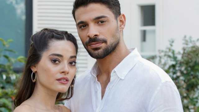 نجما مسلسل المتوحّش يثيران شائعات علاقتهما الرومانسية