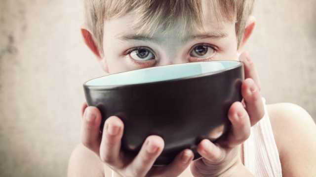 طبيب البوابة: مخاطر التجويع على صحة الأطفال