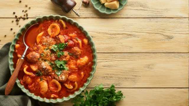 شوربة كرات اللحم بالمعكرونة الصغيرة اللذيذة