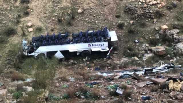 فيديو مروع.. مصرع 5 أردنيين وإصابة 35 آخرين إثر إنقلاب حافلة في واد