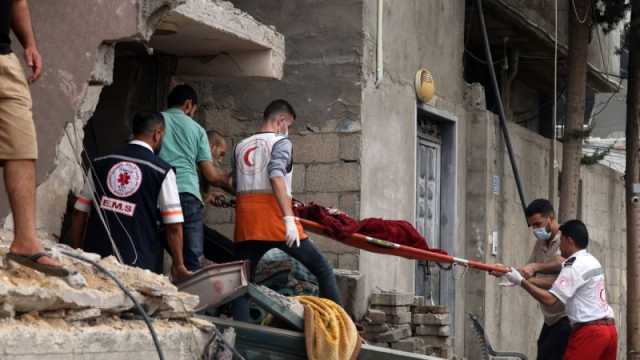 شبان لسيدة عالقة تحت الأنقاض في غزة: والله لنطلعك يما.. (فيديو)