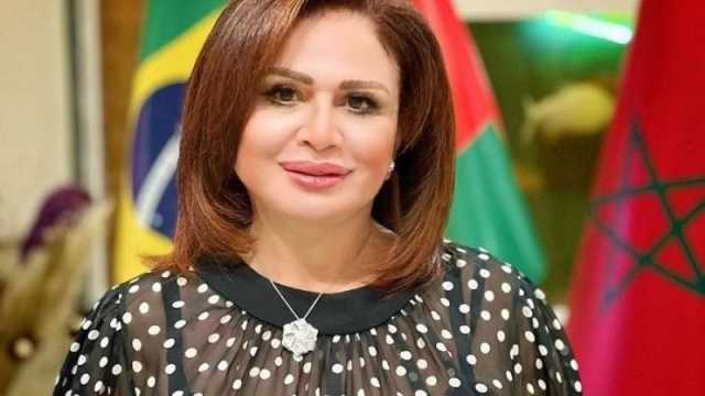 الهام شاهين تؤدي مناسك العمرة بالكوفية الفلسطينية