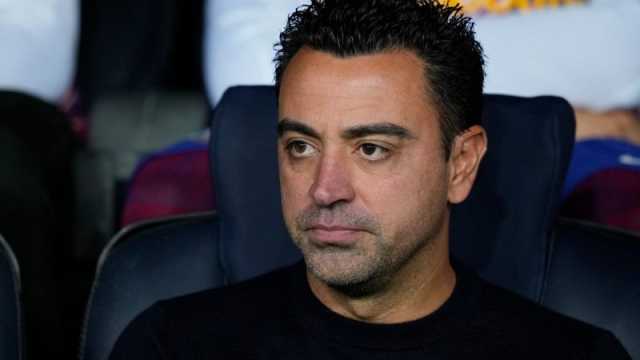 خلاف حاد بين تشافي وديكو يدق ناقوس الخطر في برشلونة