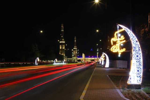 بلدية العين تزين الشوارع والميادين بالمناسبة