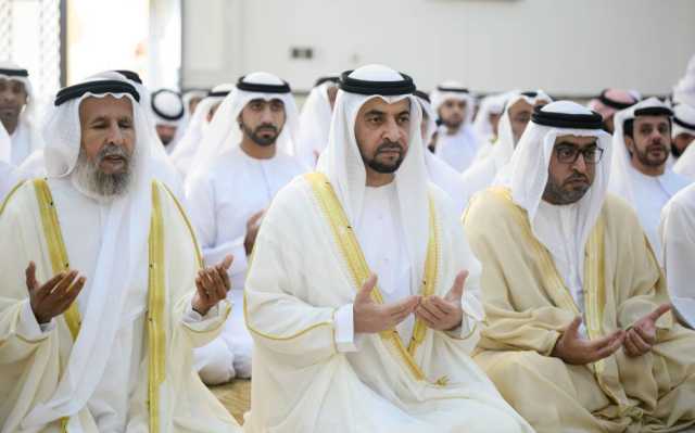 حمدان بن زايد يؤدي الصلاة في مسجد قصر مزيرعة