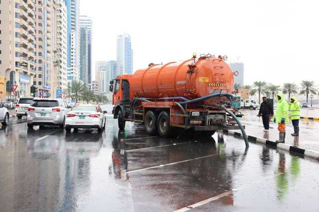 فيديو | الشارقة: 450 صهريجاً و220 مضخة لسحب تجمعات المياه