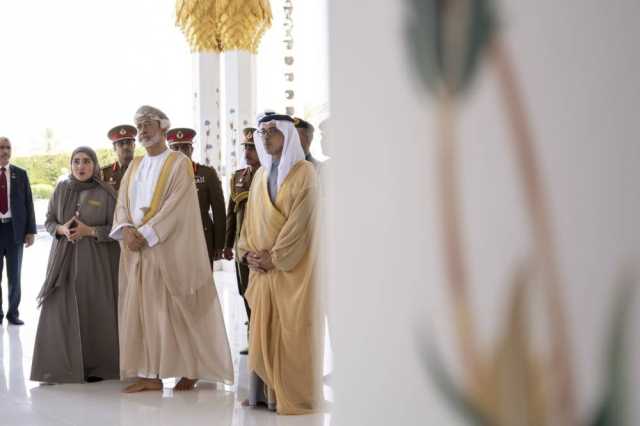 سلطان عُمان يزور جامع الشيخ زايد يرافقه منصور بن زايد