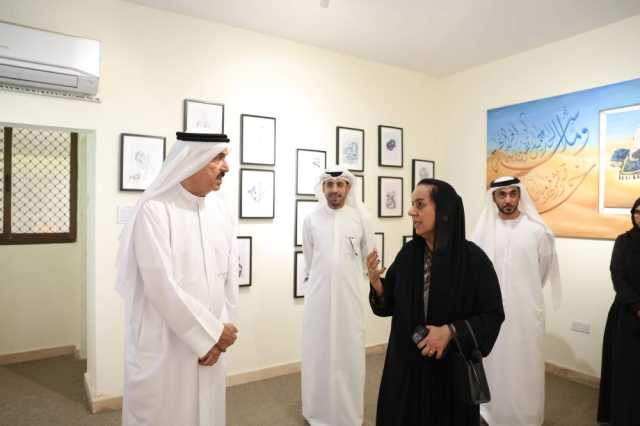 صقر غباش يزور متحف الفن الإماراتي بدبي