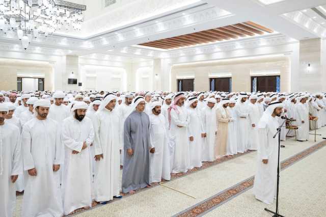 الشيوخ والجموع يؤدون صلاة الجنازة على جثمان حمد الخييلي في العين