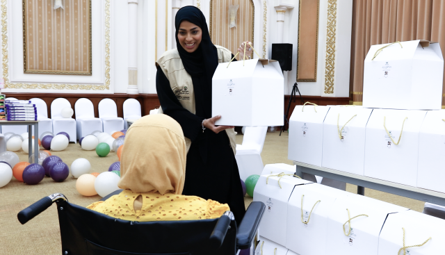 «خيرية الشارقة» توزع عيدية وفوالة العيد