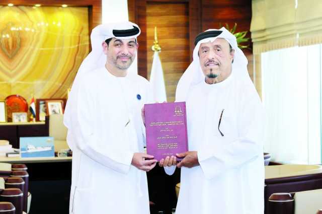 ضاحي خلفان يتلقى أطروحة دكتوراه من رئيس «تریندز»