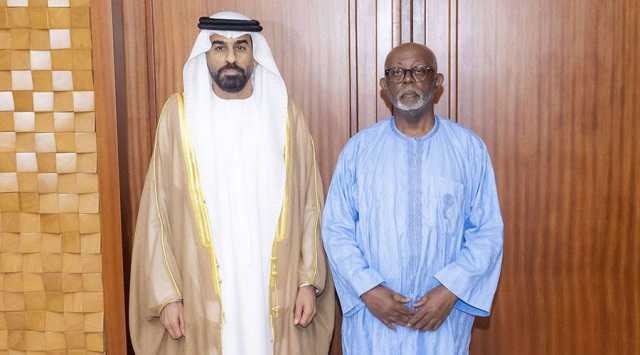 الشامسي يقدم نسخة من أوراق اعتماده سفيراً في الكاميرون