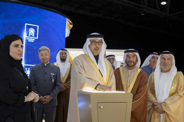 منصور بن زايد يجري أول عملية دفع عبر الحدود بـ «الدرهم الرقمي» مباشرة مع الصين