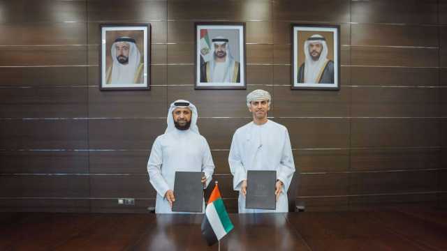 «طرق الشارقة» توقع اتفاقية تسيير حافلات النقل الجماعي إلى مسقط