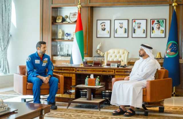 سيف بن زايد يلتقي سلطان النيادي وفريق عمل مهمة «طموح زايد 2»