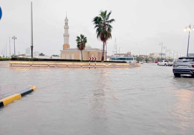 أمطار غزيرة بمناطق الساحل الشرقي والبلديات تسحب المياه