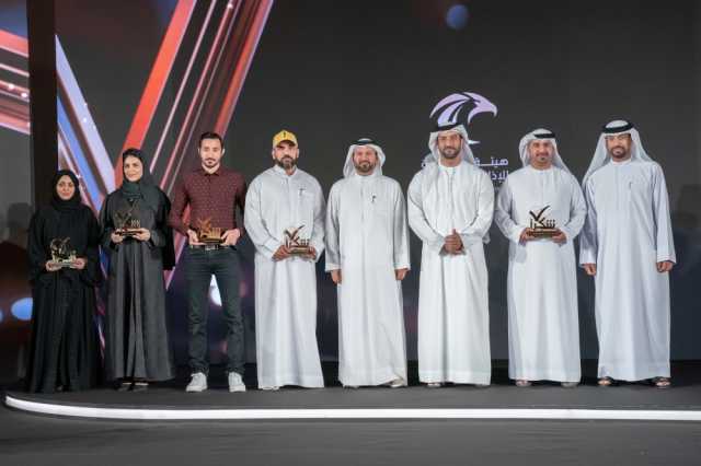 سلطان بن أحمد يكرّم فائزي جائزة «شكراً» لموظفي «الإذاعة والتلفزيون»
