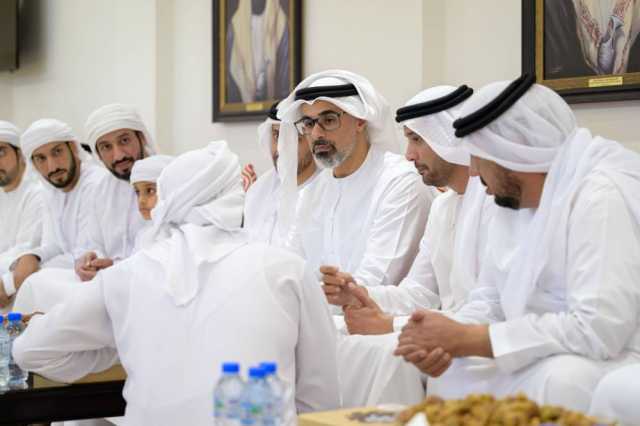 خالد بن محمد بن زايد يقدم واجب العزاء في وفاة سعيد بخيت الكتبي