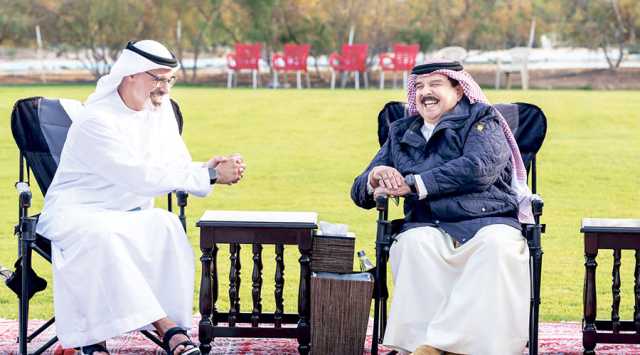 حمد بن عيسى وخالد بن محمد يستعرضان العلاقات الأخوية