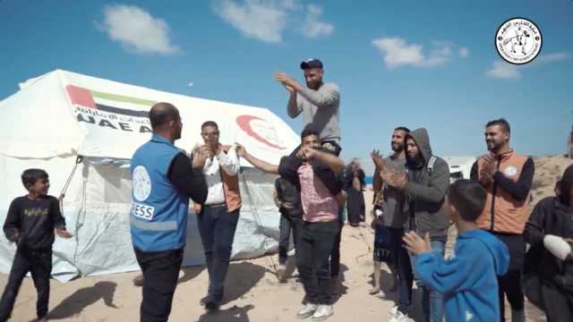 فيديو | الإمارات تقدم خيمة إيواء ومساعدات إغاثية لعروسين جديدين في غزة