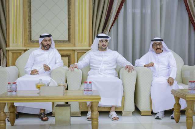مكتوم بن محمد يقدم واجب العزاء في وفاة سعيد جمعة النابودة