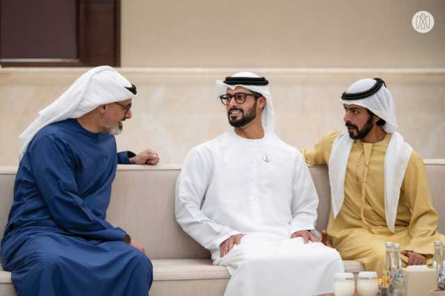 خالد بن محمد بن زايد يتبادل التبريكات بشهر رمضان مع المهنئين في قصر البطين