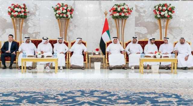 سعود بن صقر يتقبل التهاني بشهر رمضان من وفد «الشؤون الإسلامية»