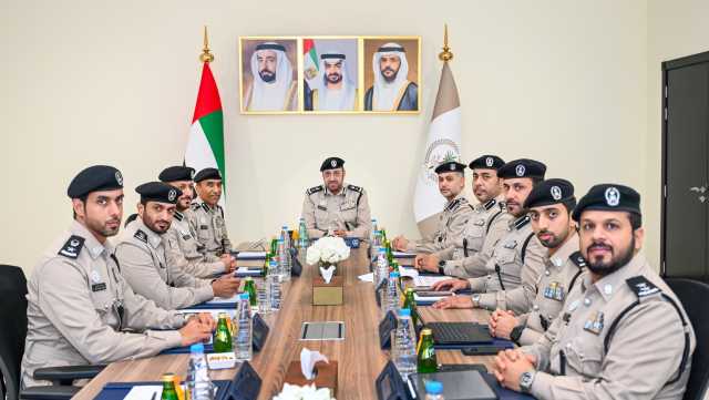 قائد شرطة الشارقة يناقش خطط الإدارة العامة للموارد والخدمات