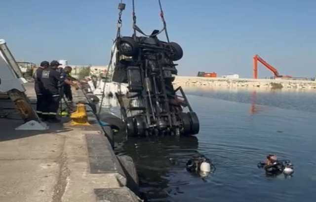 فيديو | شرطة دبي تنتشل «مركبة تحميل» سقطت عن الرصيف البحري بميناء الحمرية