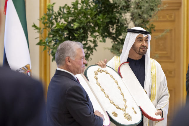 محمد بن زايد يمنح ملك الأردن «وسام زايد»