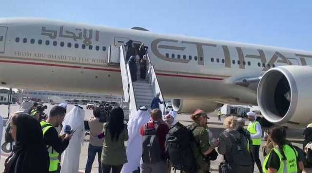 بالفيديو | تنفيذاً لتوجيهات رئيس الدولة: الدفعة الثالثة من جرحى غزة في أبوظبي