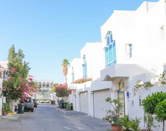 بلدية أبوظبي تنفذ حملة لتنظيف السكيك في السمحة