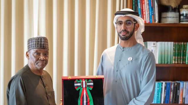 محمد بن زايد يمنح سفير نيجيريا وسام الاستقلال من الطبقة الأولى