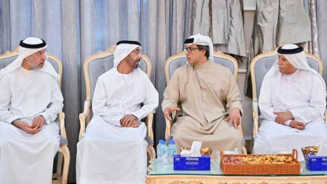 منصـور بن زايـد يعـزّي أسـرة شبيـب محمـد هـلال الظاهـري