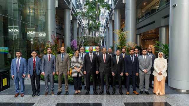 وفد من حكومة أبوظبي يطّلع على تجربة سنغافورة في الحوكمة المتقدمة