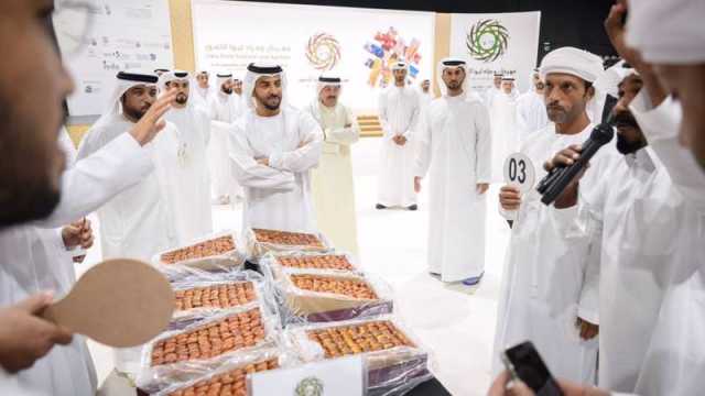 حمدان بن زايد يتفقد المزاد وأجنحة مشاركة في «ليوا للتمور»
