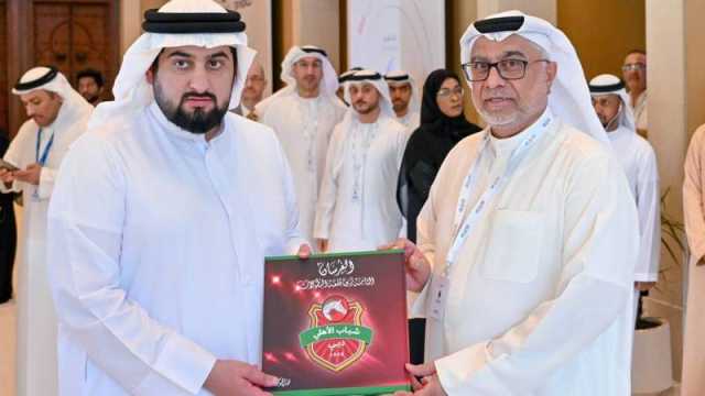 أحمد بن محمد يتسلم من الجوكر كتاب «الفرسان.. الثامنة تزين قلعة البطولات»