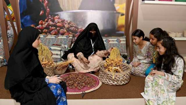 القرية التراثية في «ليوا».. محطات تروي صناعات التمور