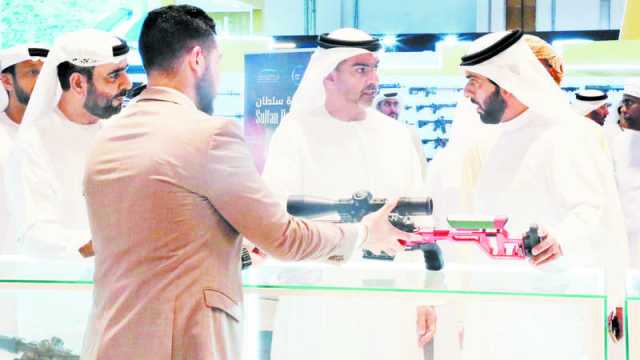 حامد بن زايد يتفقد أجنحة «أبوظبي الدولي للصيد والفروسية»