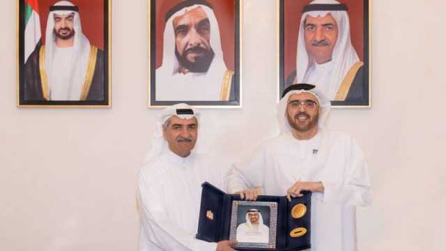 الشرقي يستقبل جمال السويدي ويتسلّم نسخة من كتابه الجديد