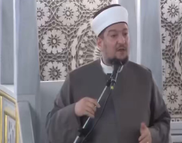 خطيب جامع أبي حنيفة يطالب بالحفاظ على الهوية الوطنية ولا لطائفية “يوم الغدير”